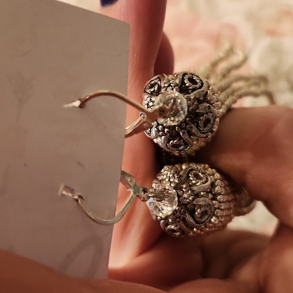 Dangle silvertoned tassel earrings with crystal and fancy top. New no tags - Picture 5 of 5